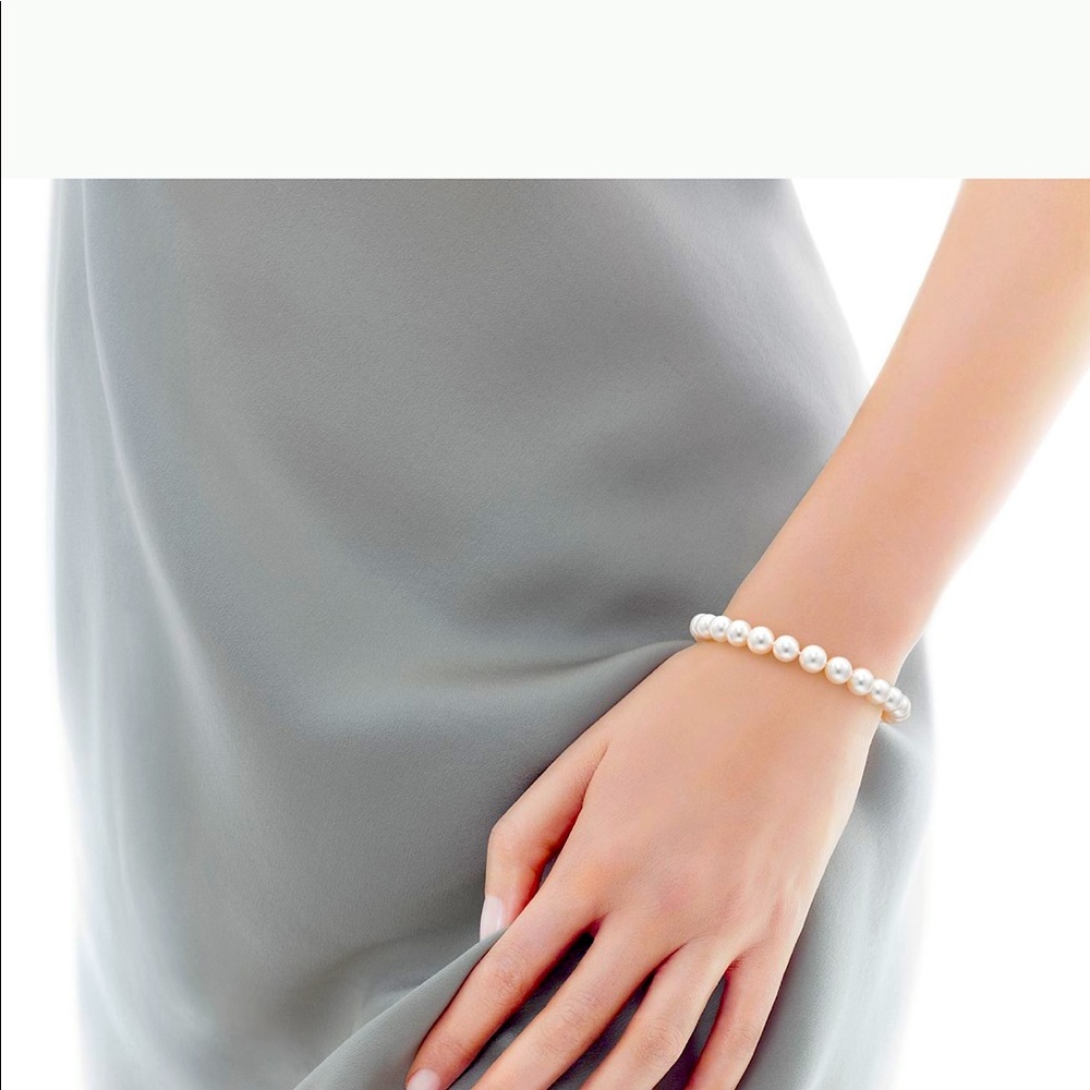 Tiffany & Co. Essential Pearls Bracelet.